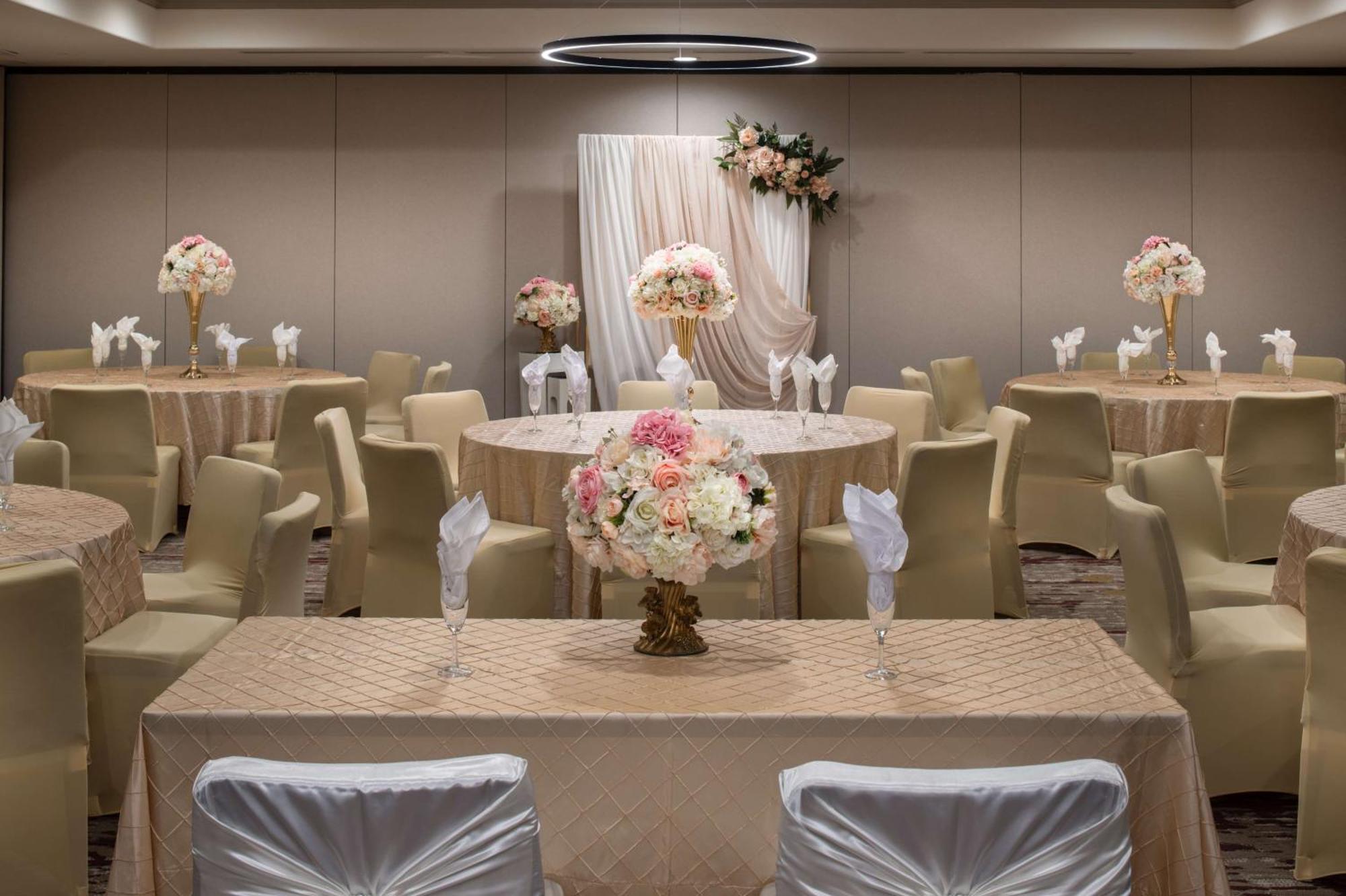 Hilton Garden Inn Fontana Bagian luar foto