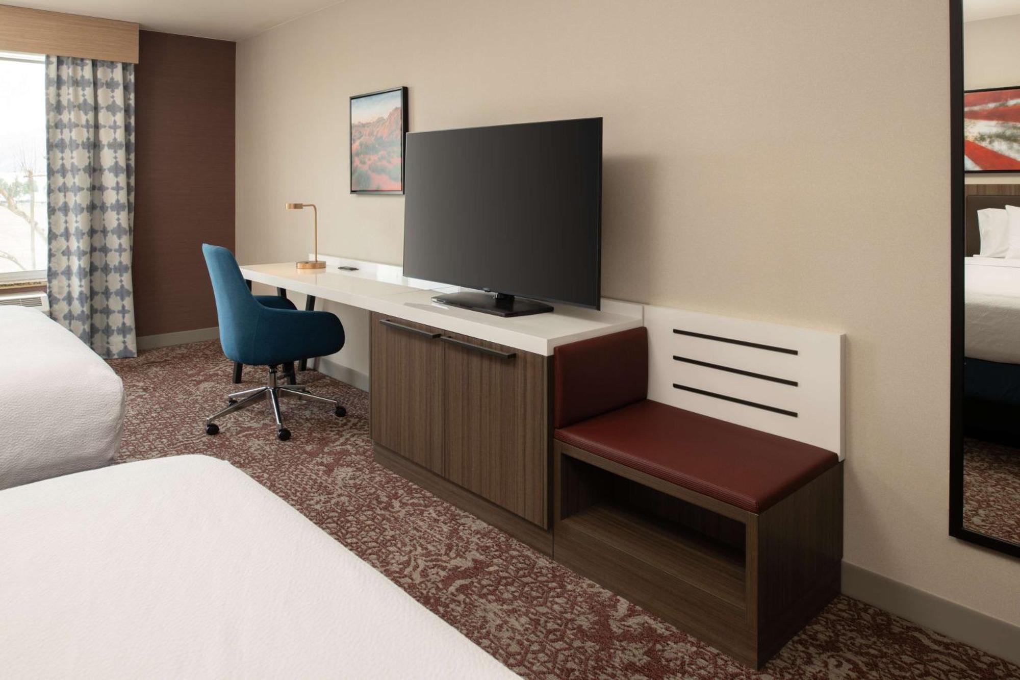 Hilton Garden Inn Fontana Bagian luar foto