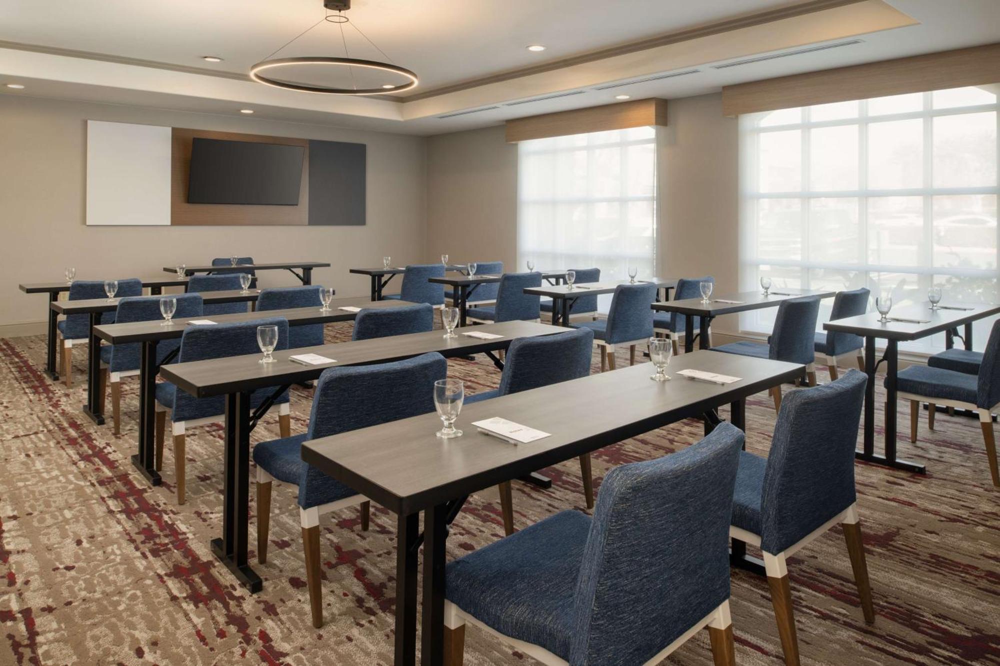 Hilton Garden Inn Fontana Bagian luar foto