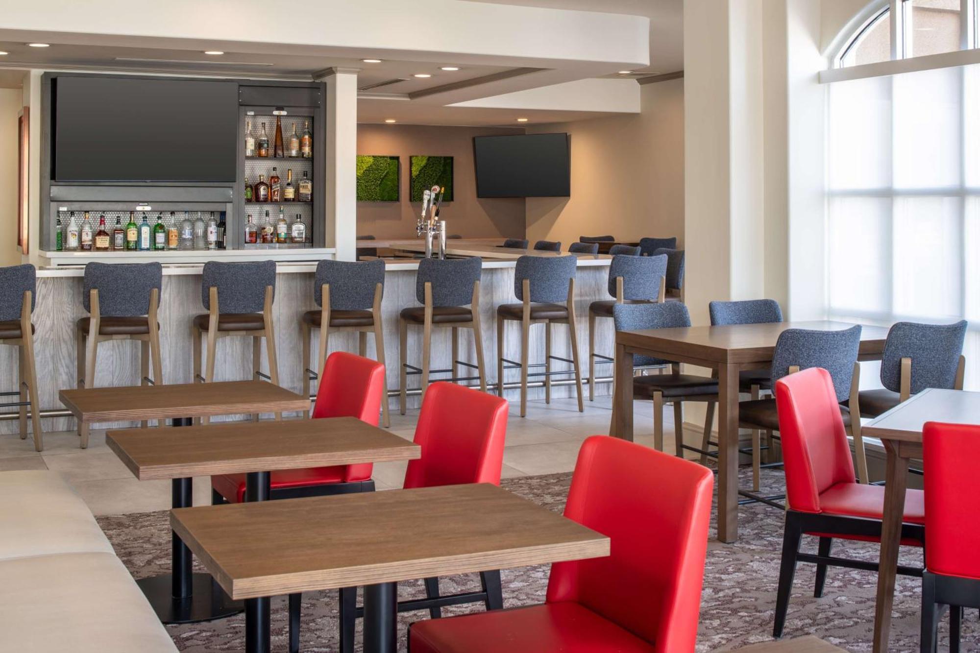 Hilton Garden Inn Fontana Bagian luar foto