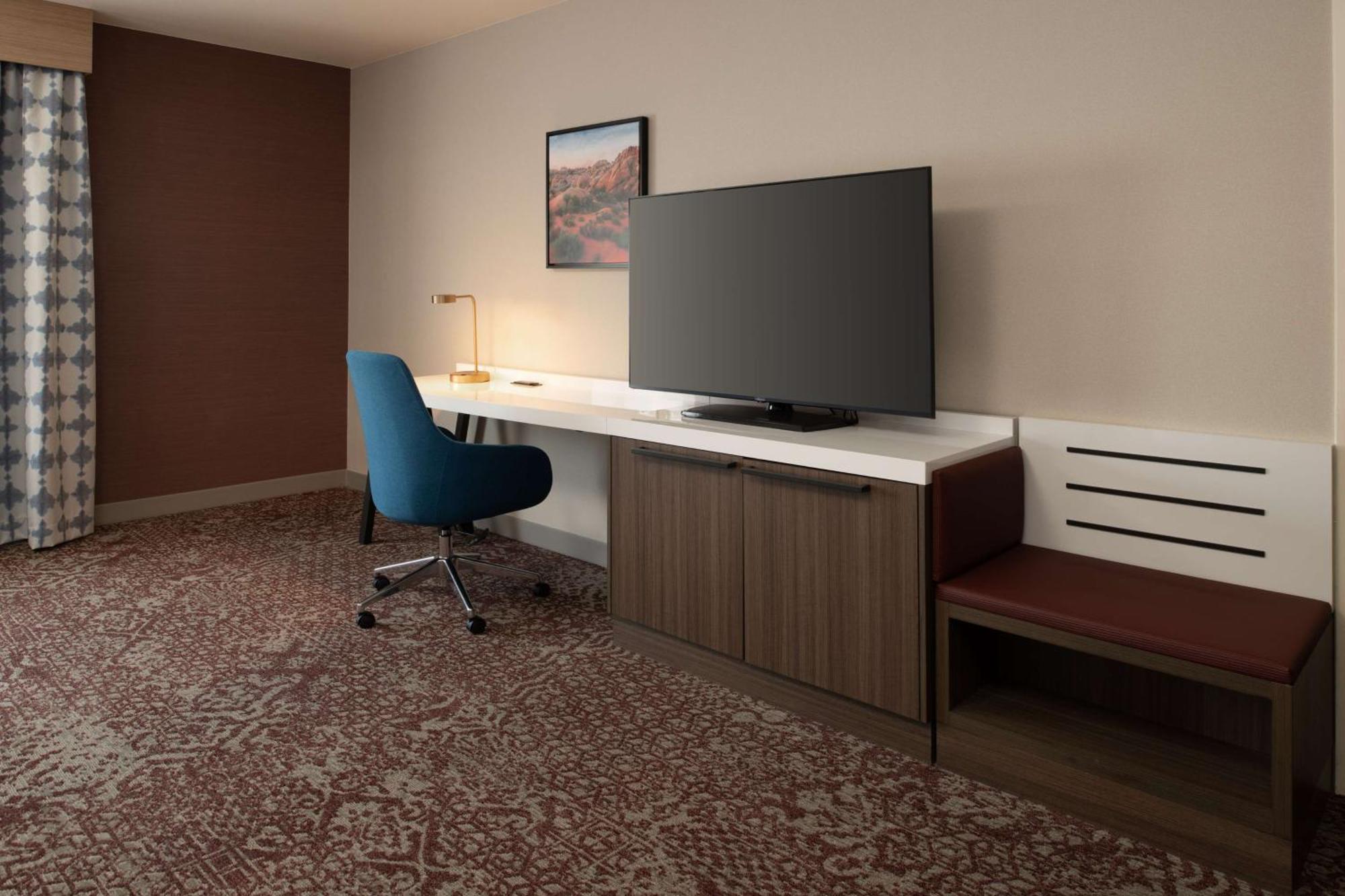 Hilton Garden Inn Fontana Bagian luar foto