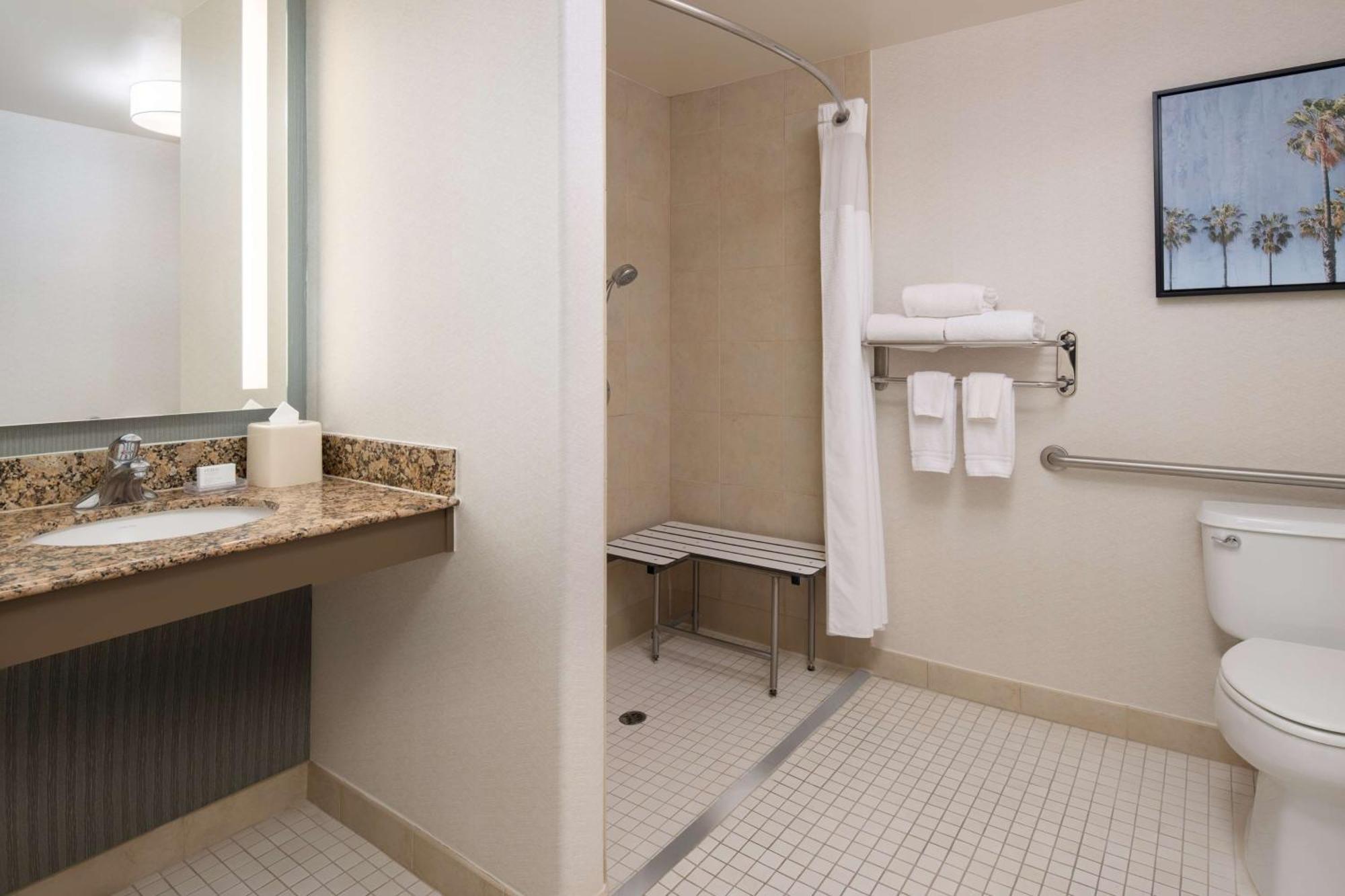 Hilton Garden Inn Fontana Bagian luar foto