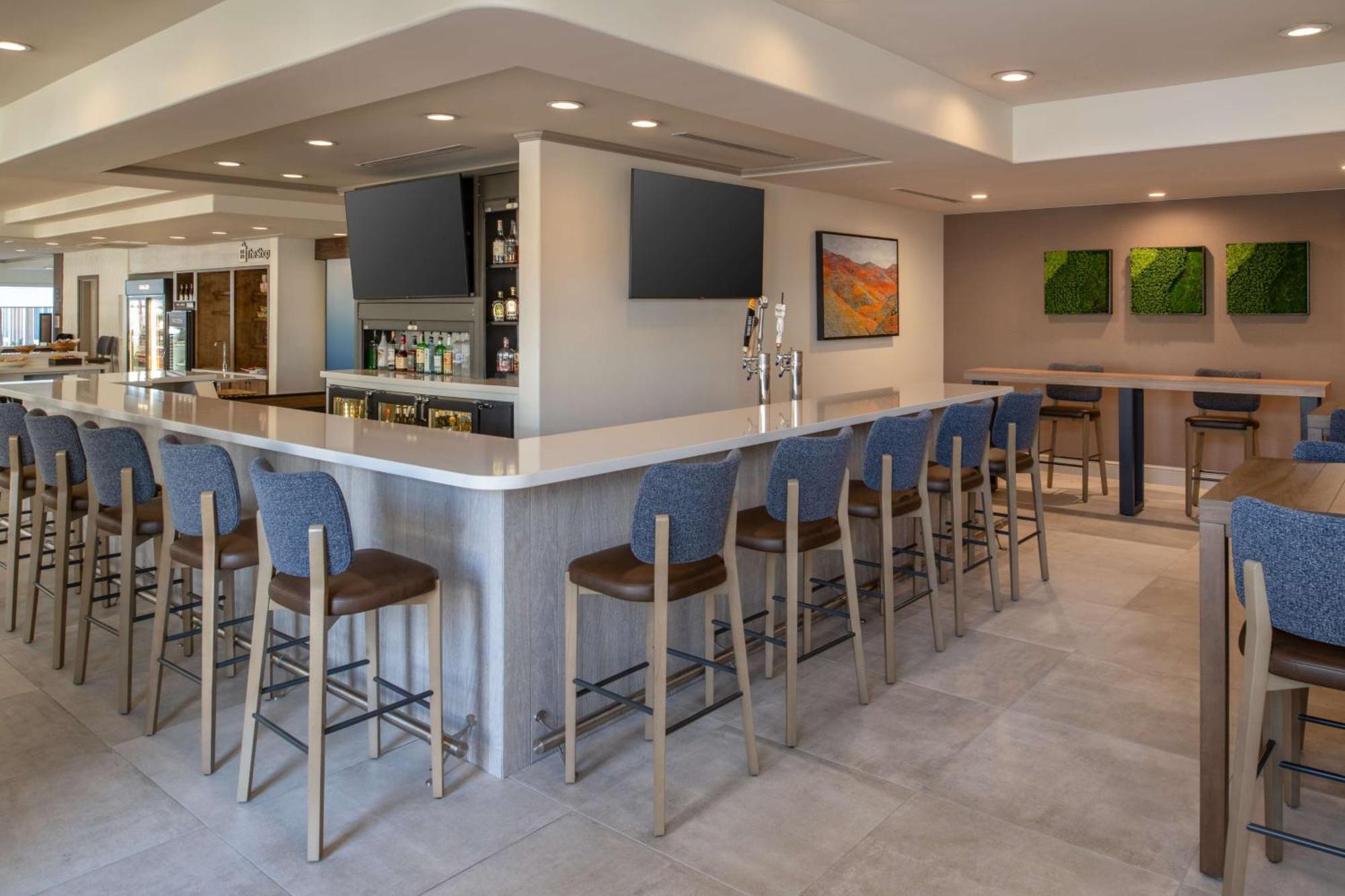 Hilton Garden Inn Fontana Bagian luar foto