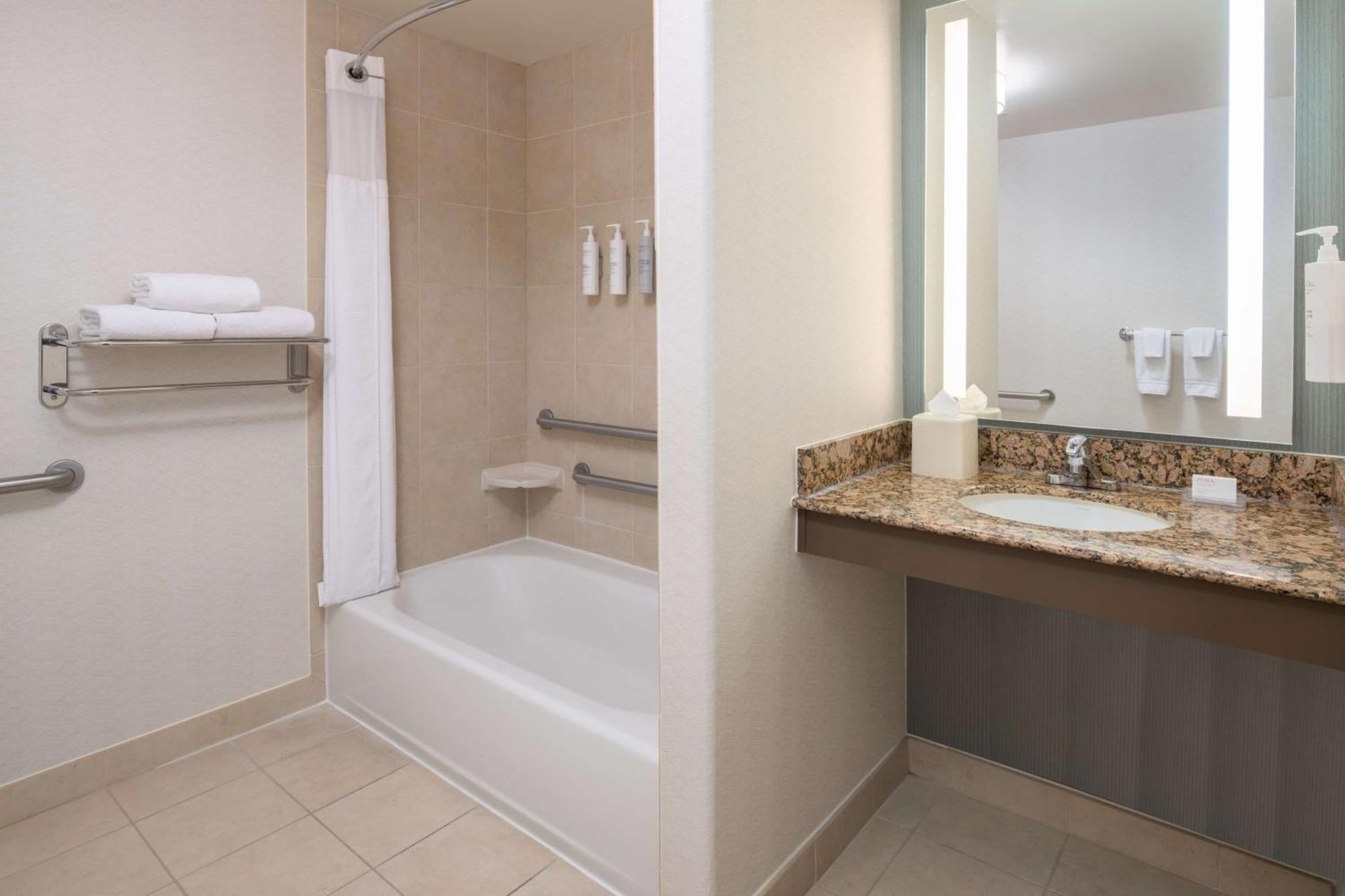 Hilton Garden Inn Fontana Bagian luar foto