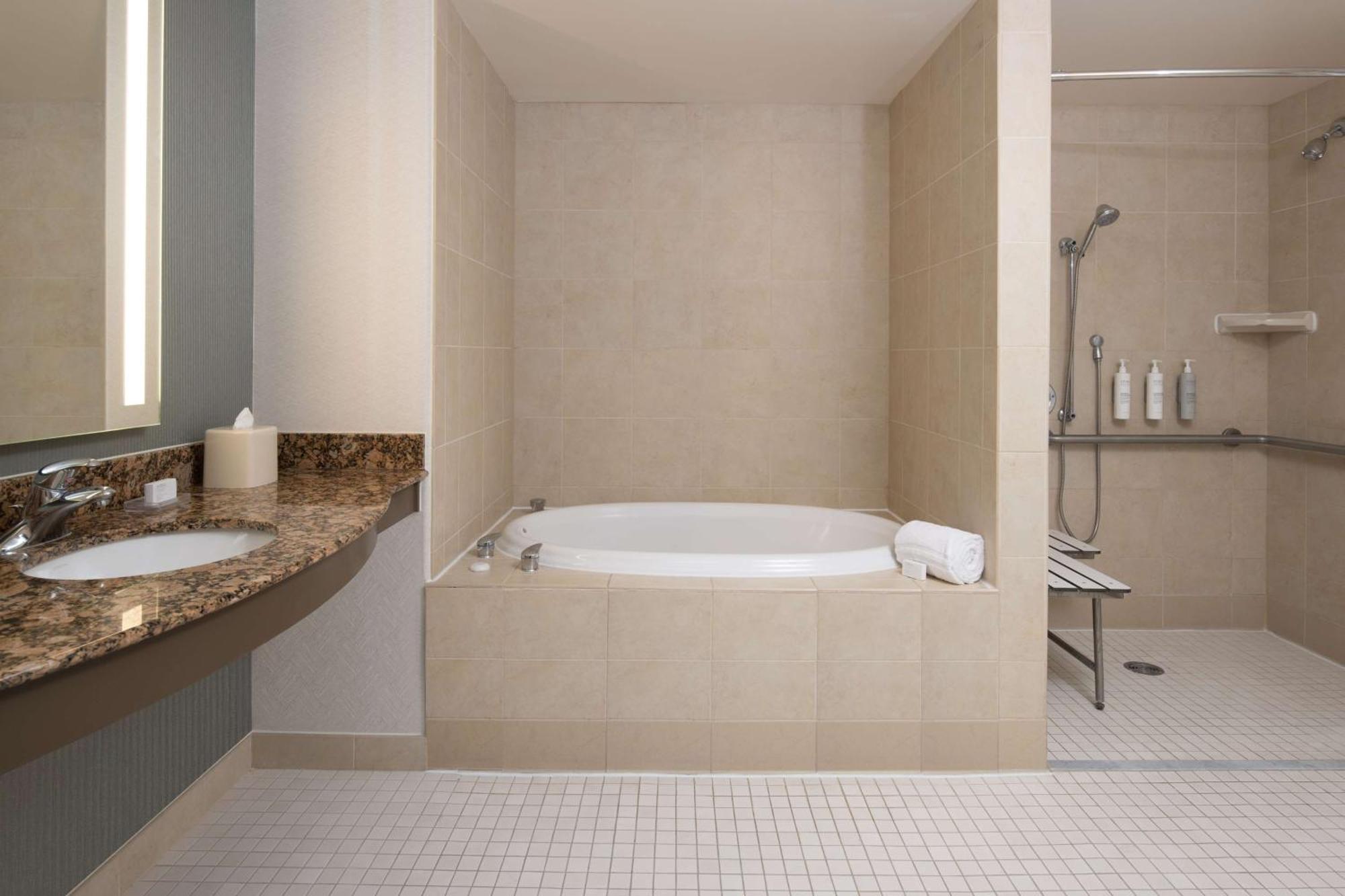 Hilton Garden Inn Fontana Bagian luar foto