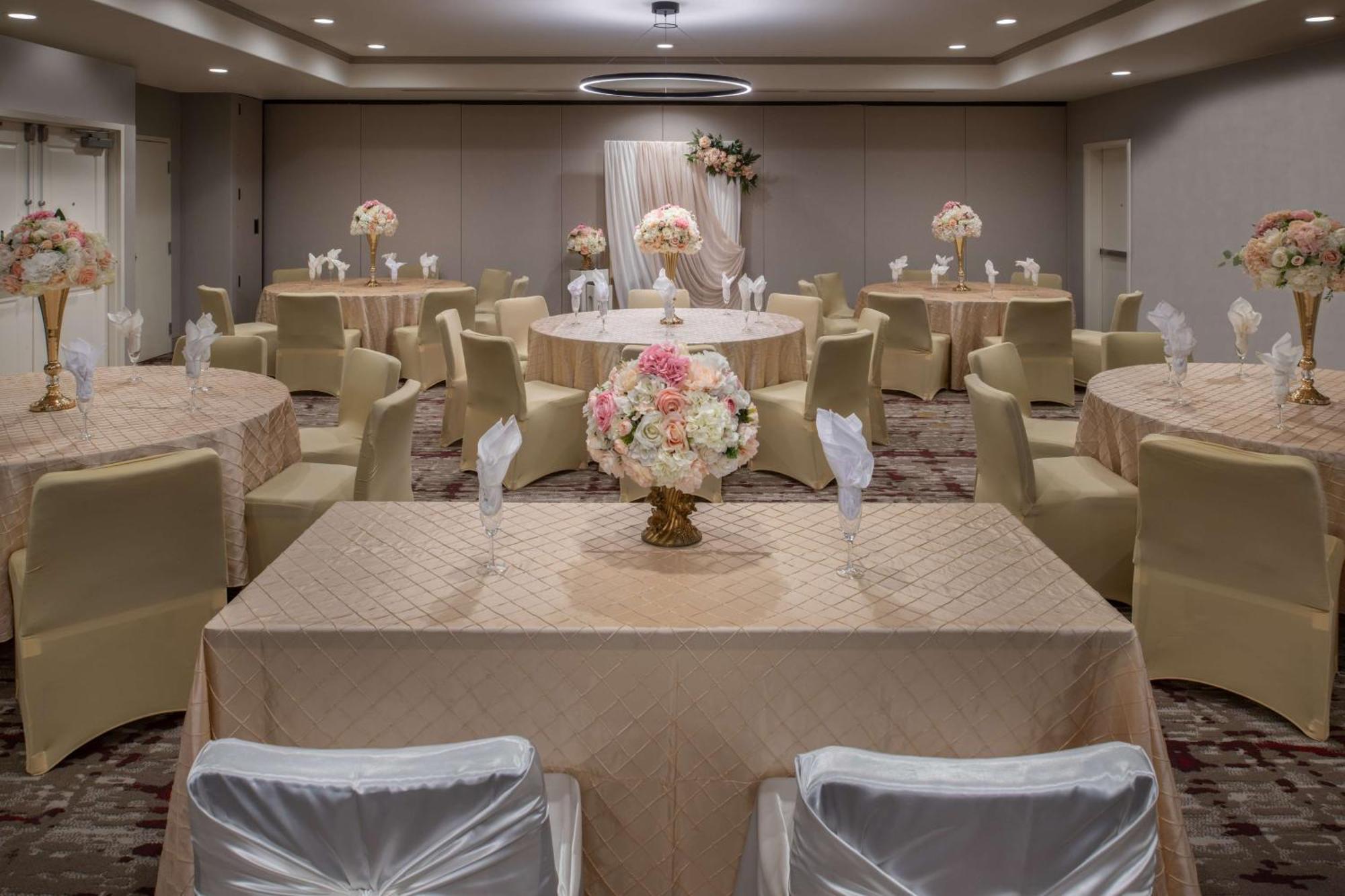 Hilton Garden Inn Fontana Bagian luar foto