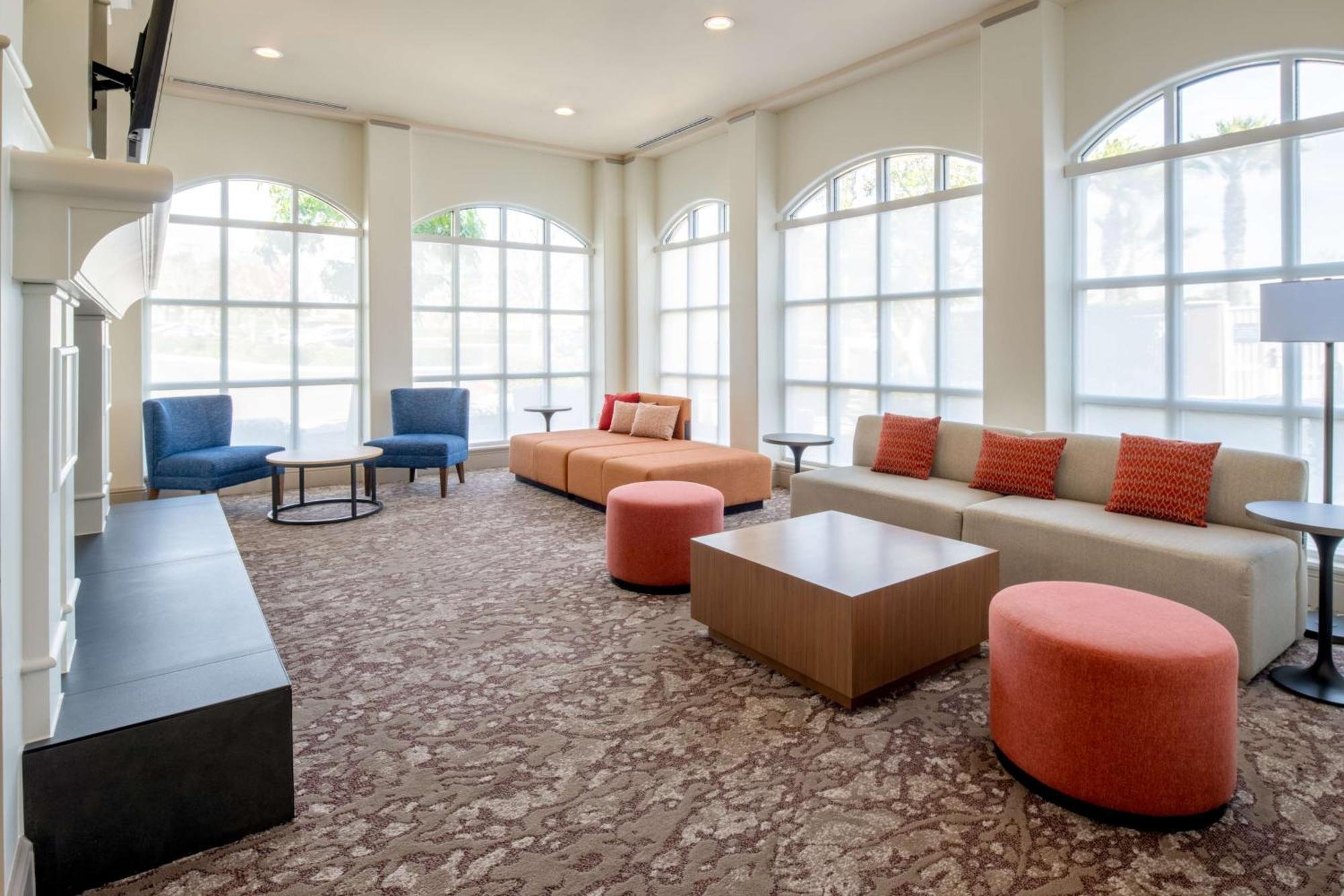 Hilton Garden Inn Fontana Bagian luar foto