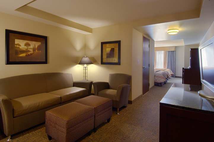 Hilton Garden Inn Fontana Bagian luar foto