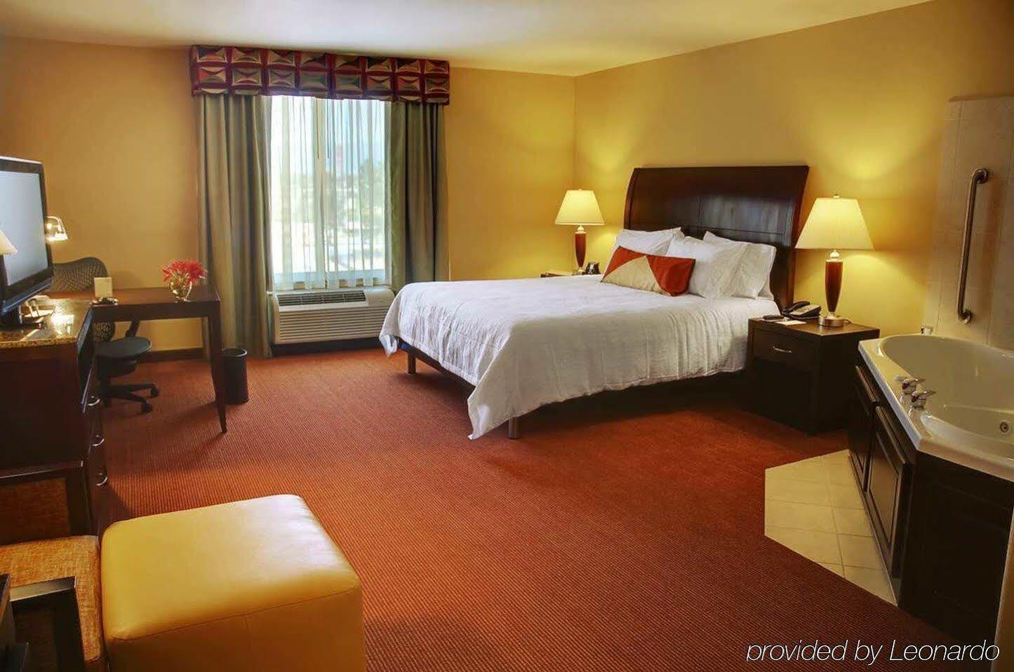 Hilton Garden Inn Fontana Bagian luar foto